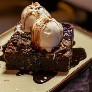 ICE CREAM & BROWNIE