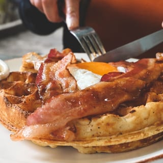 WAFFLE,EGGS & MEATS