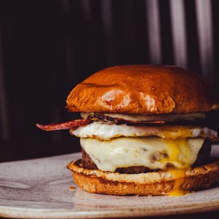 FRIED EGGS BURGER