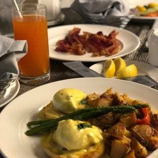BALSAMIC SPINACH BENEDICT